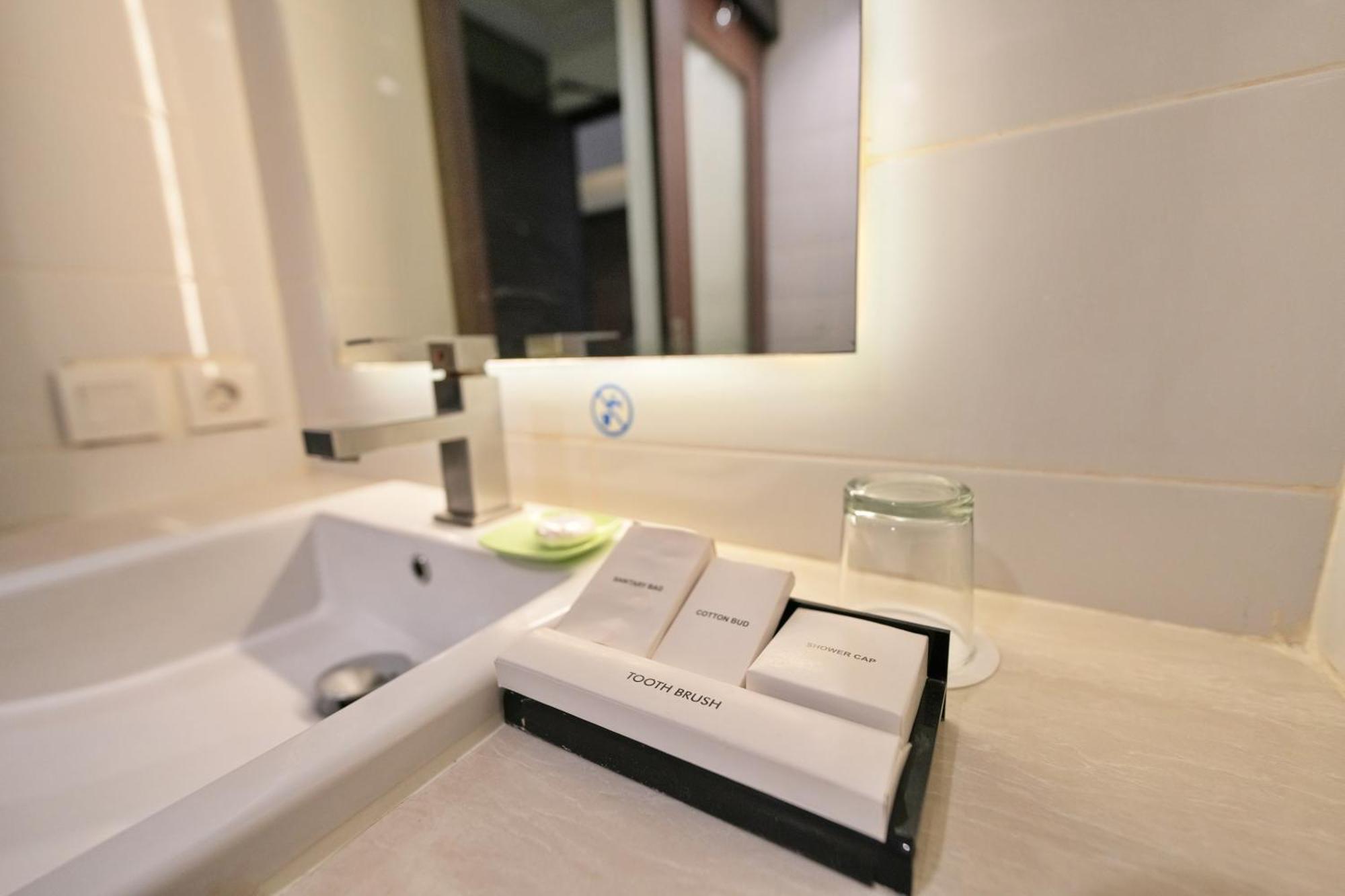 Bonnet Hotel Surabaya Exterior photo