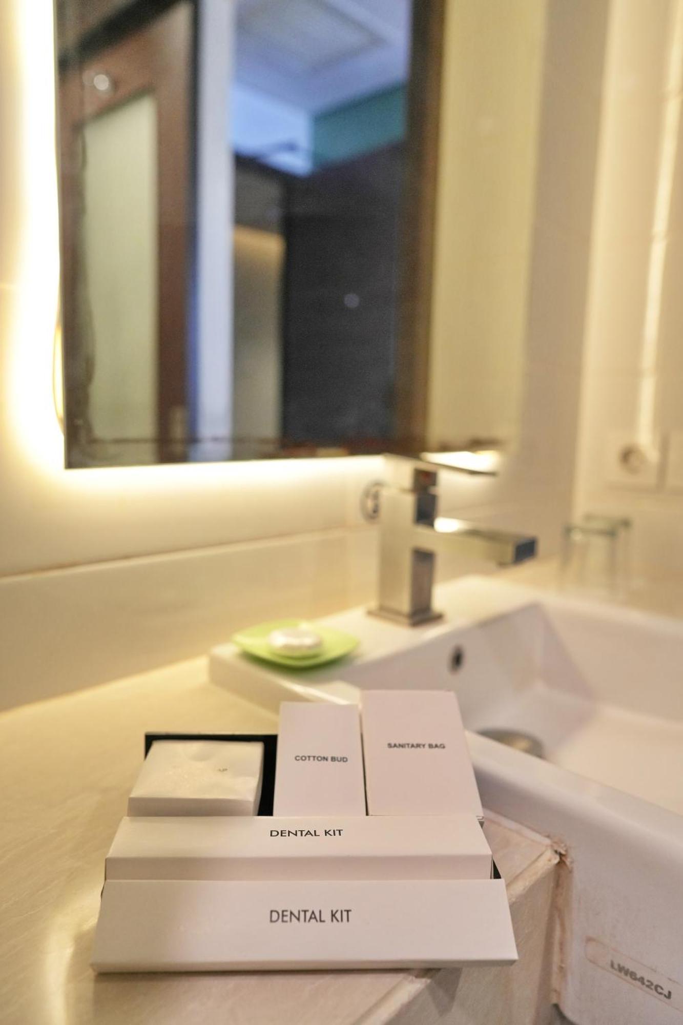 Bonnet Hotel Surabaya Exterior photo