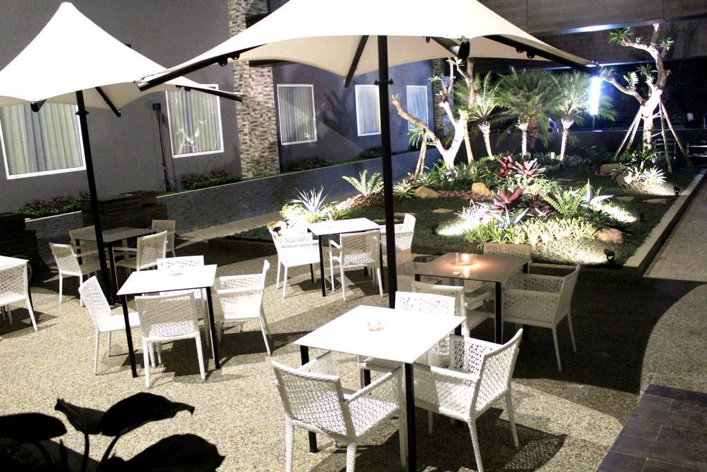 Bonnet Hotel Surabaya Exterior photo