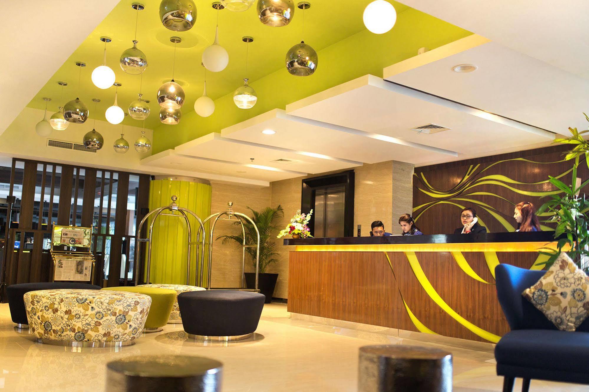 Bonnet Hotel Surabaya Exterior photo